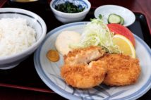 一番人気と呼び声の高いカニクリームコロッケ定食（750円）