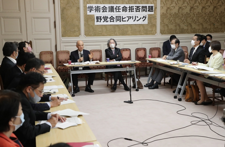 日本学術会議との騒動で明らかになった菅義偉・首相の姿勢（写真は野党合同ヒアリング、時事通信フォト）