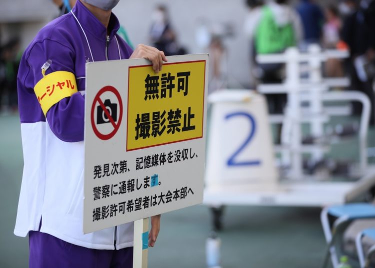 木南道孝記念陸上競技大会では、会場でスタッフが手に持つ無許可での撮影禁止を示す看板を掲げていた（時事通信フォト）