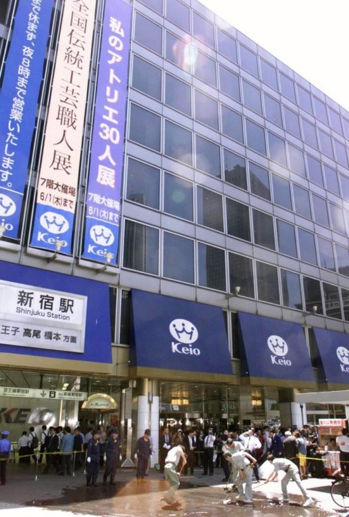 2000年、東京・新宿の京王百貨店前の歩道でも地上にいた男性会社員が巻き添えになり重傷を負った（時事通信フォト）
