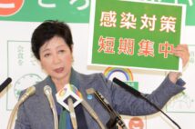 小池百合子都知事の会見もよく生中継され、発言に注目が集まる（時事通信フォト）