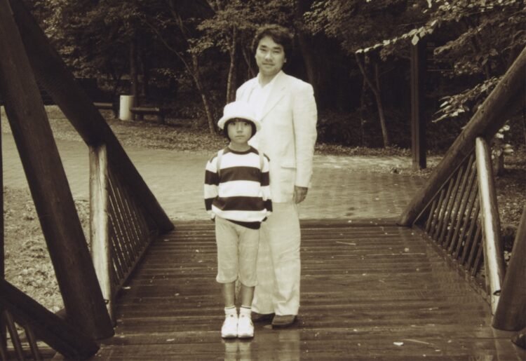 2001年、国立音楽大学附属小学校時代の小室さんと父・敏勝さん（小室さん提供）