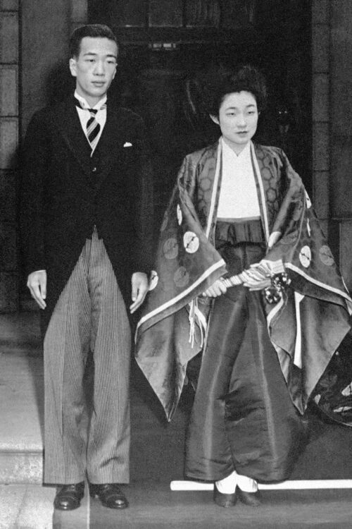 結婚式を終えた直後の池田夫妻。1952年10月10日（時事通信フォト）