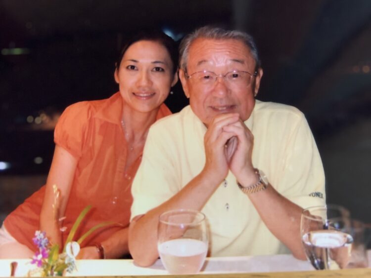 息子の誕生日旅行でリラックスした様子の山本文郎さんと妻の由美子さん。撮影は息子が担当