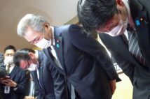 銀座豪遊を謝罪する松本純氏（中央。時事通信フォト）