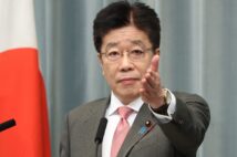 野党時代は厚労部会長を務め、民主党の新型インフル対応を批判していたが…（時事通信フォト）