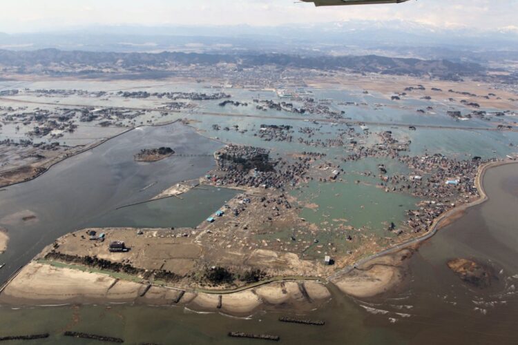 宮城県亘理町は津波直後は町全体が海水に覆われた状態だった。