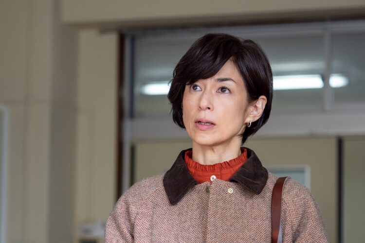 鈴木保奈美演じる小説家・及川トモミは、独自に殺人事件を調べ始めるなかで衝撃の事実へと近づいていく