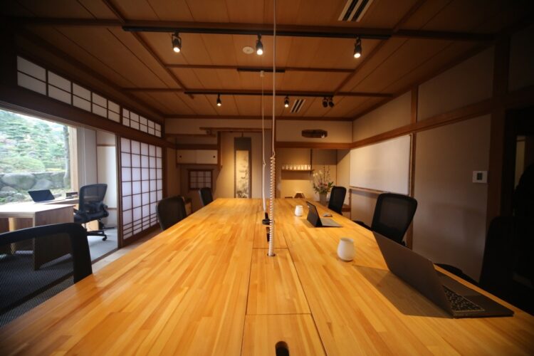 和多屋別荘にあるイノベーションパートナーズのサテライトオフィス。落ち着いた設えにまず目が行くが、機能性も非常に高いのが特徴だ