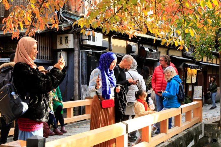 コロナ前は880万人超の外国人が京都を訪れていた（祇園白川／時事通信フォト）