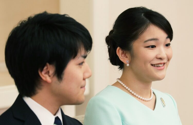 2017年、婚約が内定し秋篠宮家の長女眞子さまと小室圭さんが記者会見をされた（時事通信フォト）