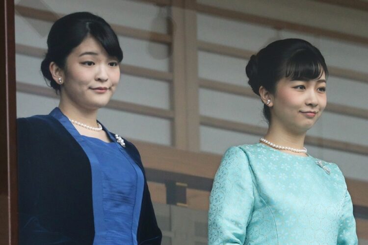 2020年の新年一般参賀に臨まれる秋篠宮家の長女眞子さまと次女佳子さま（時事通信フォト）