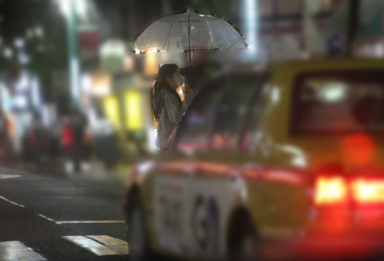 傘をさす鷲見玲奈アナ
