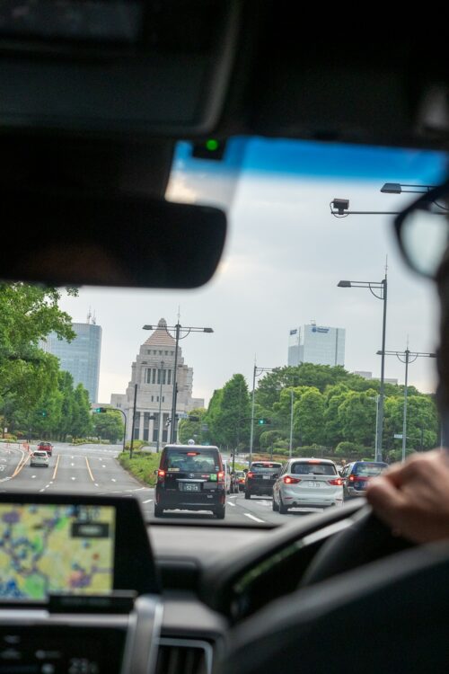 国会議事堂前。5月9日16時17分。タクシーから眺める国会議事堂。「オリンピックが開催されてもタクシー客は増えないと思うなあ。ましてや無観客にでもなったら商売あがったりになるのは目に見えてる」