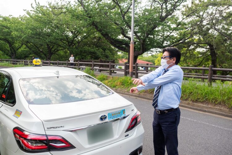 水元公園。5月9日15時28分。「たまにこの公園で休憩するけど、今は公園の駐車場が閉鎖されているから入れないんだ」。そのためか、公園近辺の一方通行の道路には路上駐車の車が並ぶ