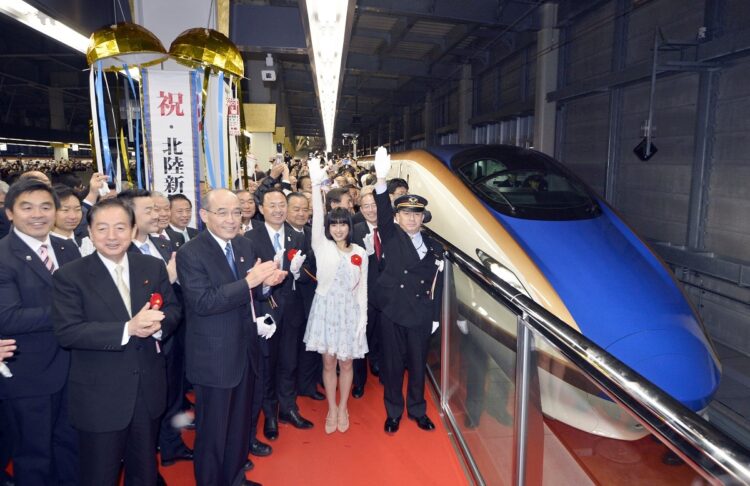 2015年北陸新幹線延伸開業では北陸ブームがやってきた。JR金沢駅を出発する東京行き一番列車の合図する女優の土屋太鳳さん（右から2人目）（時事通信フォト）
