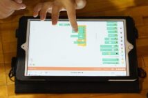 2020年度から必修化されたプログラミングをする小学生。操作に使うのはタブレット（イメージ、時事通信フォト）