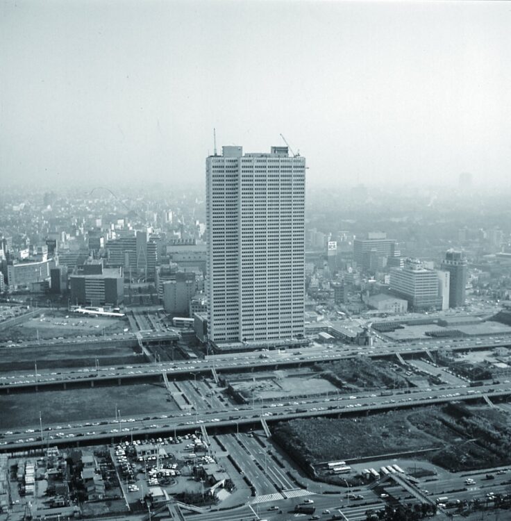 1970年頃撮影。地上47階、高さ約170メートルの京王プラザホテルが開業した当初、周囲はほぼ未開発で圧巻の存在感を誇った。開業初日は1万700人の入場者が新宿駅まで行列を作ったという（写真提供／京王プラザホテル）