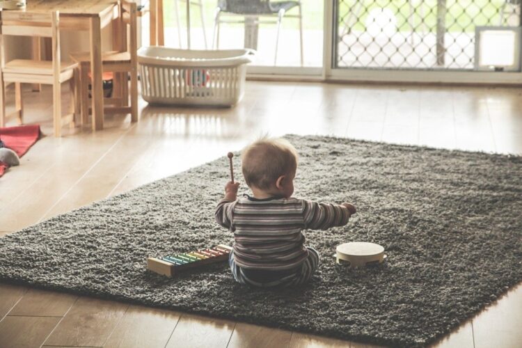 法改正で男性の育児休暇取得はすすむのだろうか（イメージ）