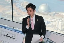 2019年1月、2025年国際博覧会の会場となる夢洲（奥右上）について説明する大阪市の吉村洋文市長（当時、時事通信フォト）