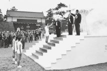 1964年東京五輪の名所、今はどうなっている？（写真は皇居前広場の聖火台／共同通信社）