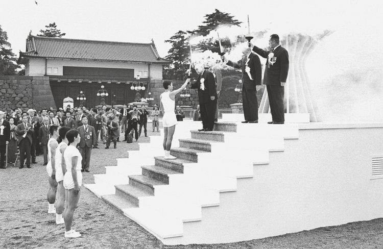 1964年東京五輪の名所、今はどうなっている？（写真は皇居前広場の聖火台／共同通信社）