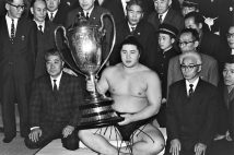 元横綱・大鵬が娘に遺した（写真は1965年、16回目の優勝／時事通信フォト）