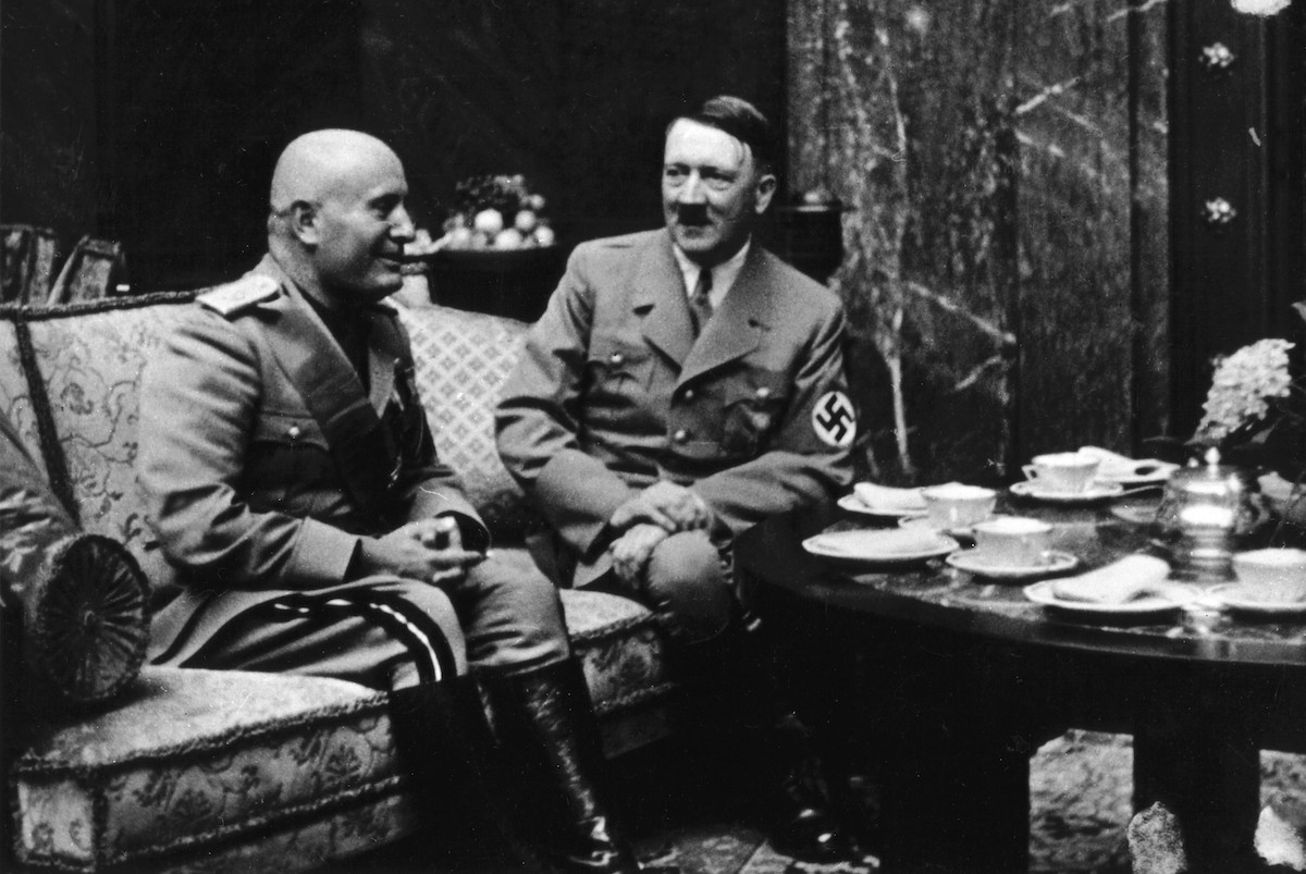 ヒトラーは 敬礼 から 演説スタイル までムッソリーニをパクった Newsポストセブン
