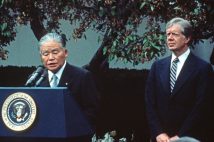 厳しい日米交渉の裏では「アメリカへの感謝」を語っていた（1980年、カーター米大統領と＝CNP/時事通信フォト）