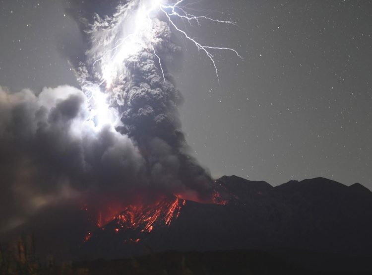 2020年12月、火山雷を伴って噴火した鹿児島・桜島（写真／共同通信社）