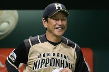 次期監督候補の一人として栗山英樹・日本ハム監督らの名前も挙がっている（時事通信フォト）