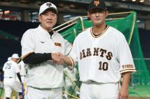 日本ハムから巨人へ移籍し、原辰徳監督（左）と撮影に応じる中田翔（時事通信フォト）