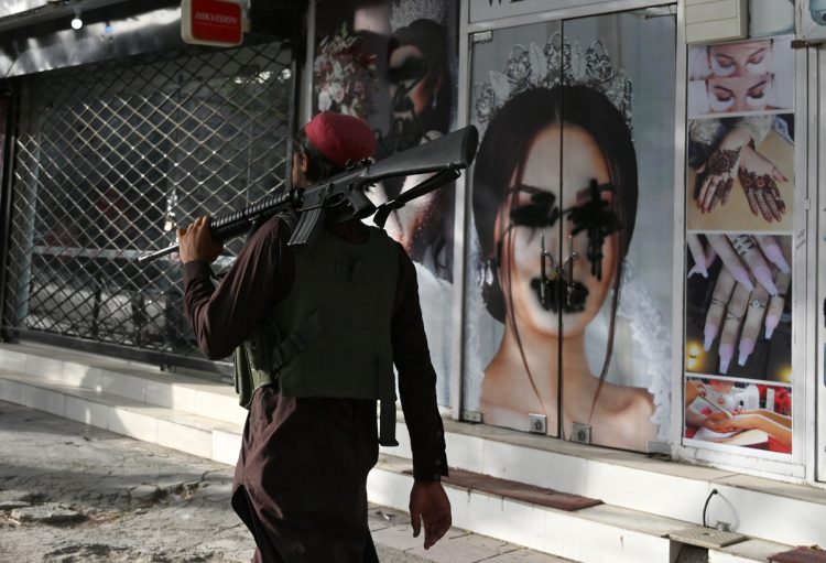 街の美容院のポスターは、タリバンによって黒塗りにされた（時事通信フォト）