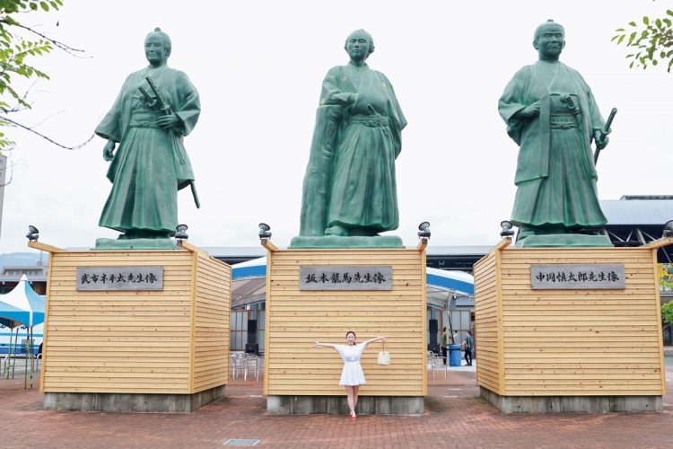 高知駅前の広場に立つ巨大な土佐三志士像