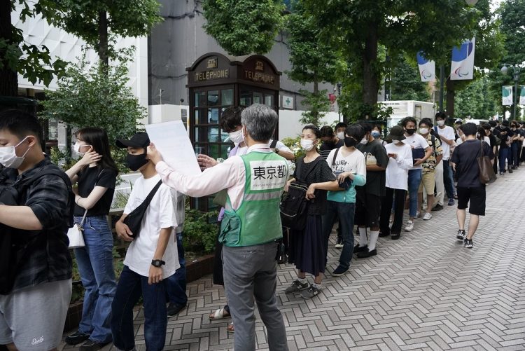 8月29日、東京・渋谷の若者向けワクチン接種のために並ぶ人たち（EPA＝時事）