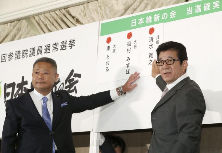 馬場伸幸幹事長（左）の秘書にある疑いが…（写真／共同通信社）