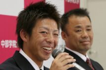 原克隆監督（右）はなぜ解任に？（左は広島の野間峻祥選手／時事通信フォト）