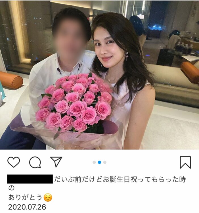 ゴージャスな花束を受け取った松野美佳氏（インスタより）