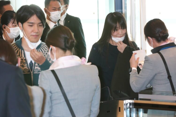 ゲート通過時、マスクを外して顔を見せる小室圭さんと眞子さん