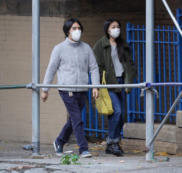 工事の足場など、さまざまなニューヨークの町を歩く2人