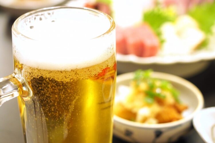 こっそり開かれる上司や同僚との「闇飲み会」（イメージ）