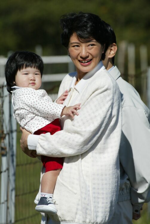 御料牧場を散策されている雅子さまと愛子さま（2002年10月、栃木県塩谷郡。写真／JMPA）