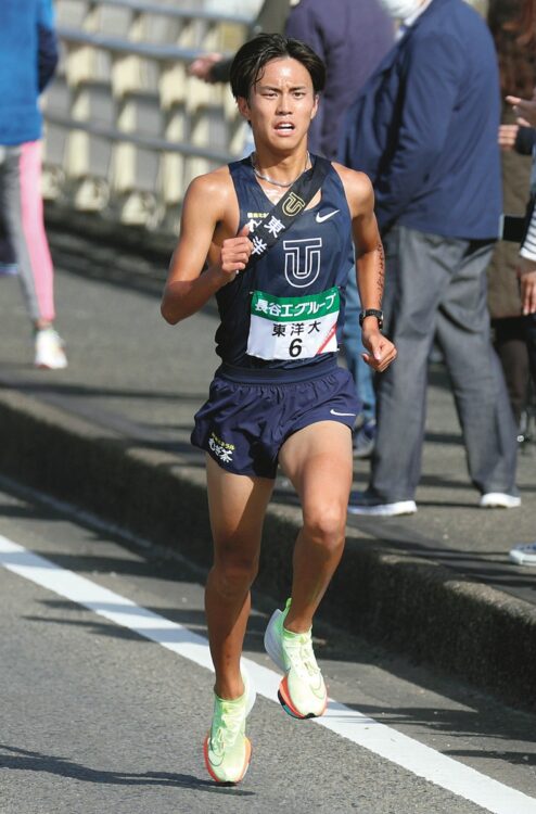1年生ながら石田洸介選手は出雲5区、全日本4区を走り、いずれも区間賞の好走。ポテンシャルの高さを示し、箱根での走りにも期待（時事通信フォト）