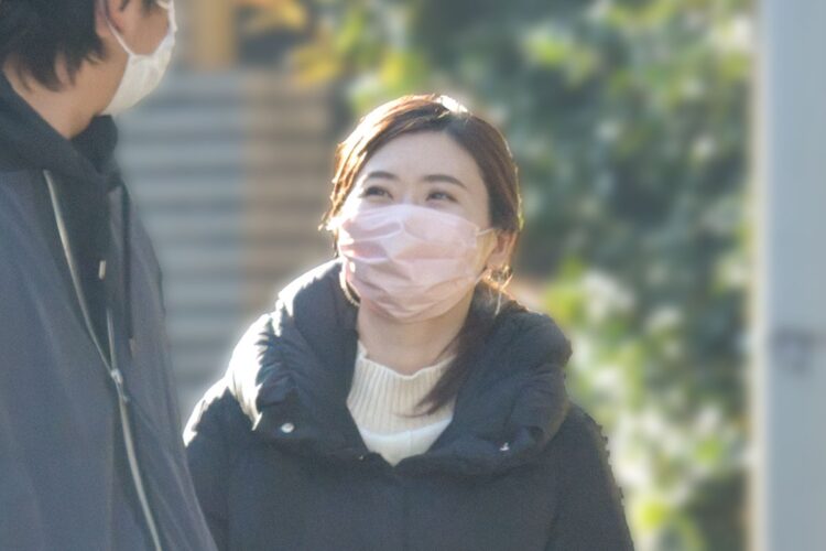 元商社マンを笑顔で見つめる福原愛（2021年）