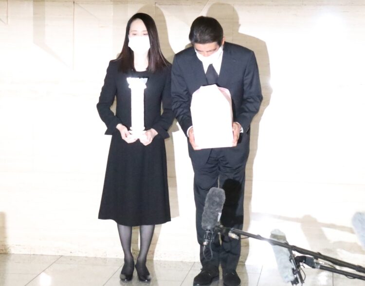 神田沙也加さんの突然の死から数日、報道陣の前に姿を見せた神田正輝と松田聖子の2人