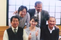 岡山では今でもスター（2014年岡山放送局時代の和久田アナと高校野球解説者たち。右上が綾野氏）