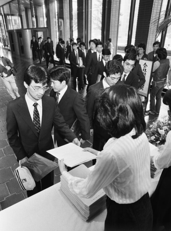 1983年10月01日、会社訪問の解禁で、会社説明会に訪れた学生ら。かつては対面でないと不可能だったことが今はオンラインでできる（イメージ、時事通信フォト）