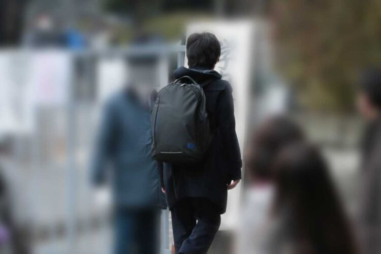 2月13日、筑附の入学試験会場に入る悠仁さま。ダッフルコート姿で背には黒いリュックが