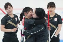 決勝でイギリスに敗れ、抱き合う藤沢五月（中央右）と吉田知那美（時事通信フォト）