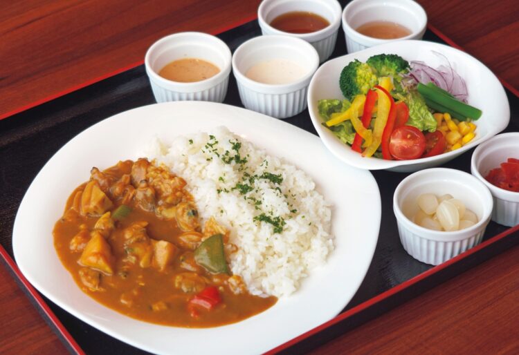 どんなご当地料理を楽しんだ？（写真は『龍宮城スパホテル三日月』の「あさりカレー」／時事通信フォト）